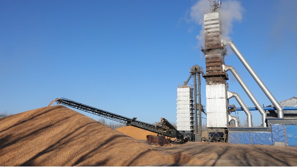 烘糧噸成本降至28元！300噸烘干塔用上秸稈直燃熱風(fēng)爐，相比燃煤一天節(jié)省一萬六！